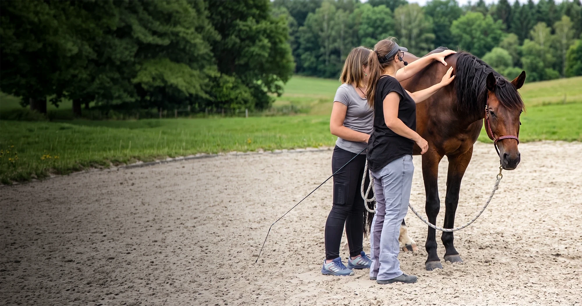 Sandra Ruzicka beim Training mit einem Pferd auf dem Platz